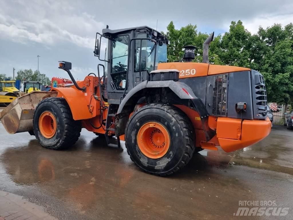 Hitachi ZW 250 Pyöräkuormaajat