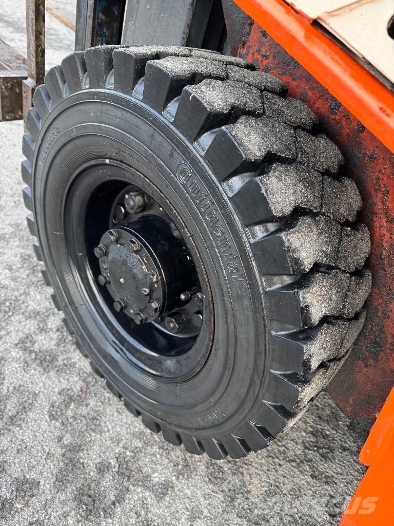 Nissan 25 Nestekaasutrukit