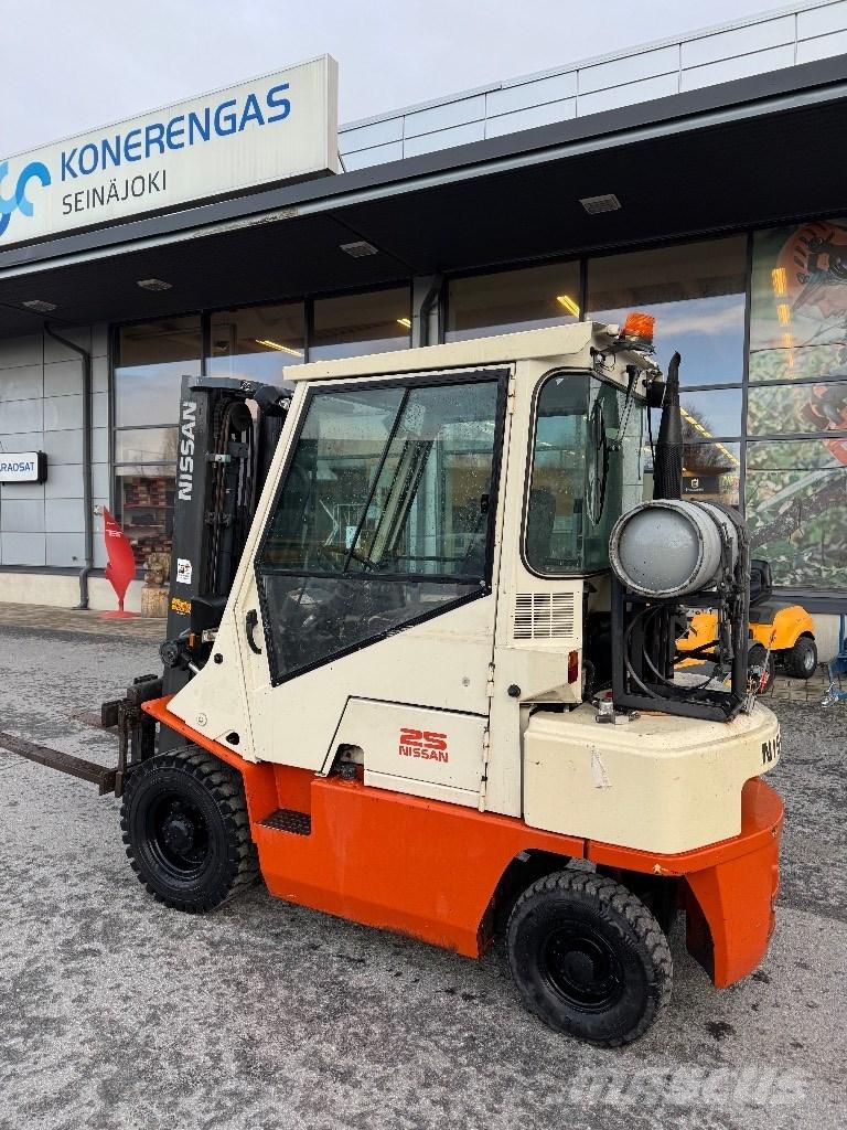 Nissan 25 Nestekaasutrukit