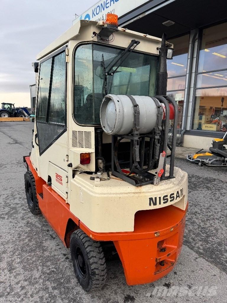 Nissan 25 Nestekaasutrukit