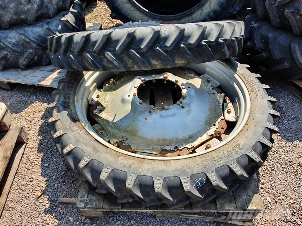 BKT 230/95R44 x2 Renkaat ja vanteet