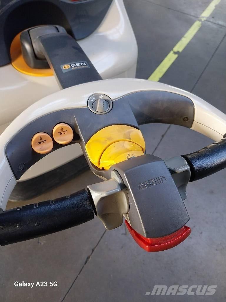 Crown ESi40001.6TT Käyden ajettavat pinoamistrukit
