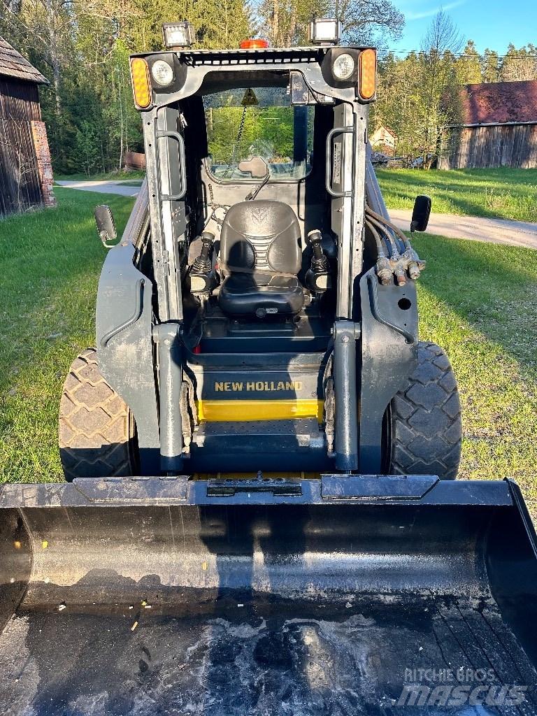 New Holland L 225 Liukuohjatut kuormaajat