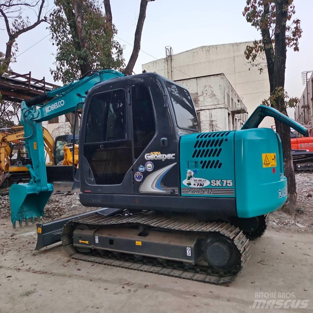 Kobelco SK75 Midikaivukoneet 7t - 12t