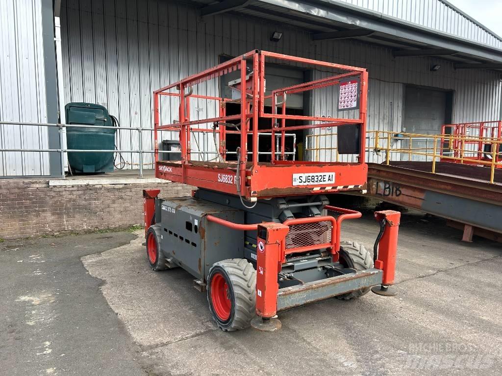SkyJack SJ 6832 E Saksilavat