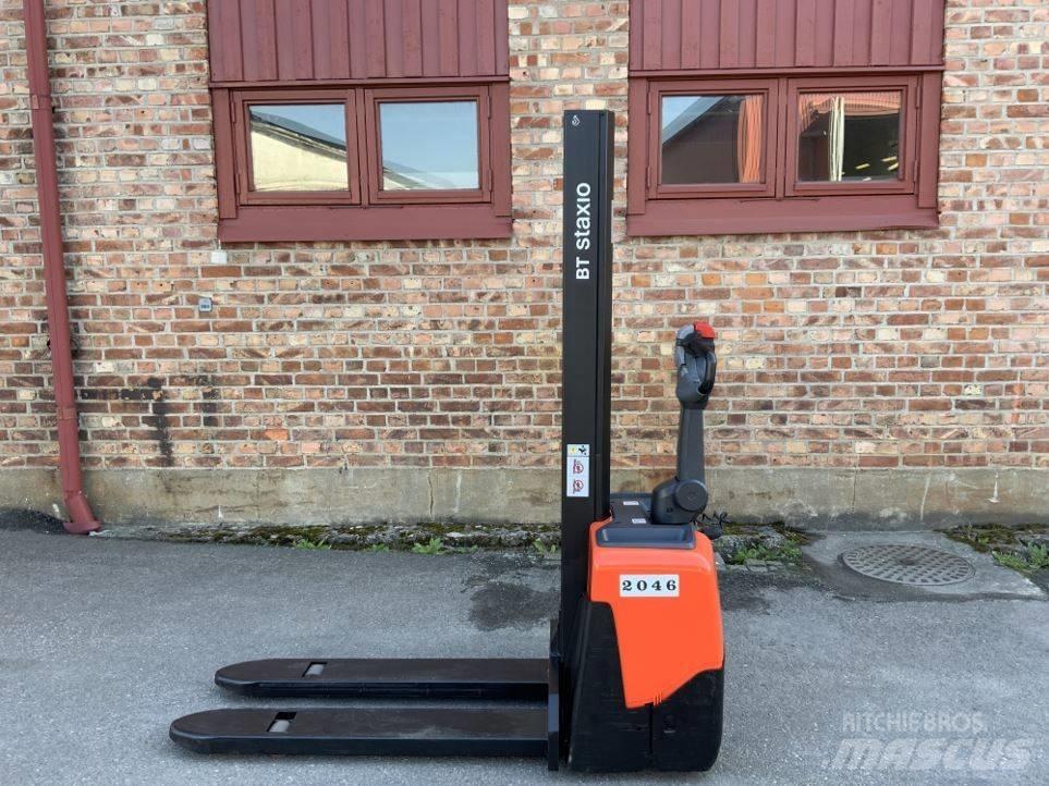 BT HWE 100 Käyden ajettavat pinoamistrukit