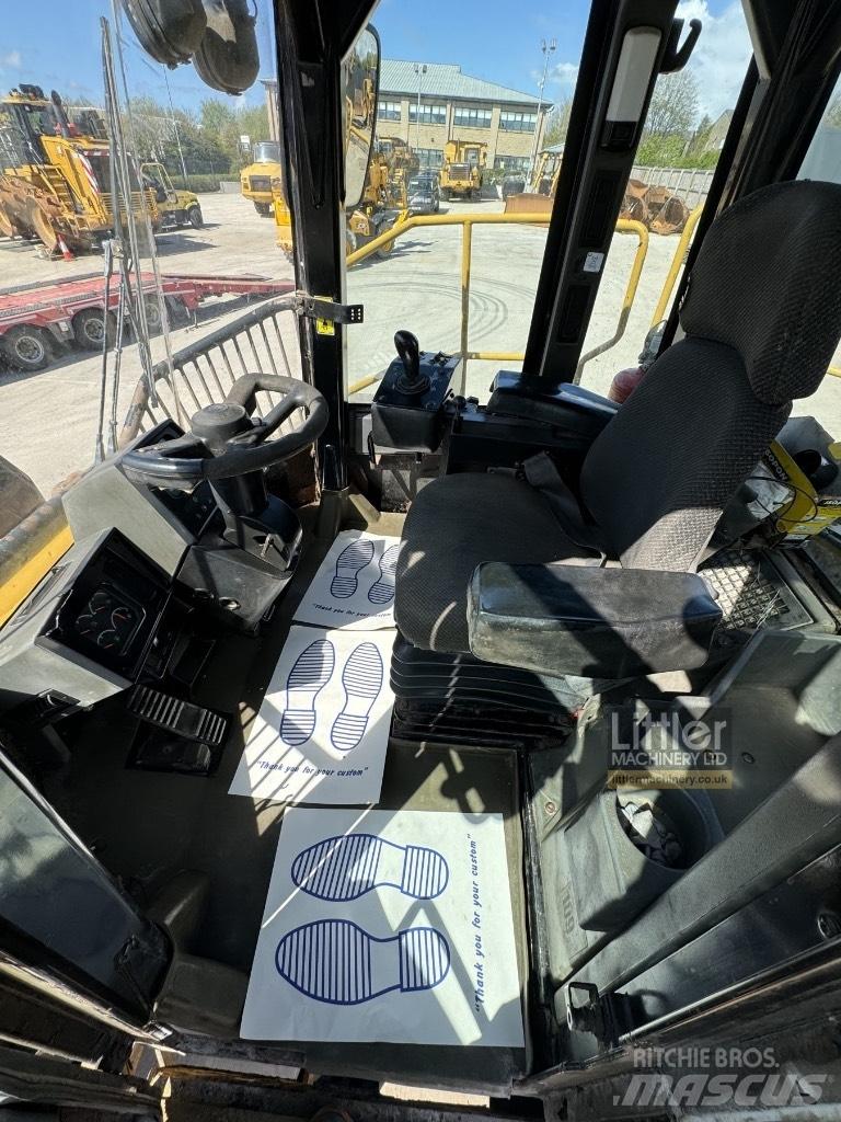 CAT 826H Kaatopaikkajyrät