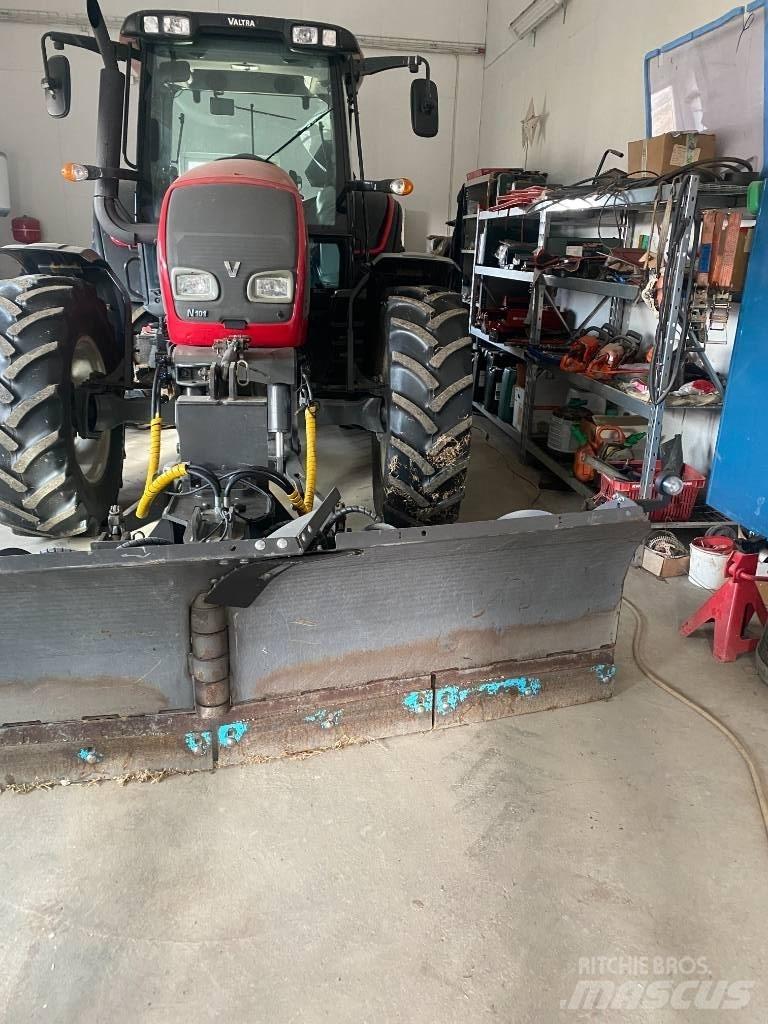 Valtra N 101 Traktorit