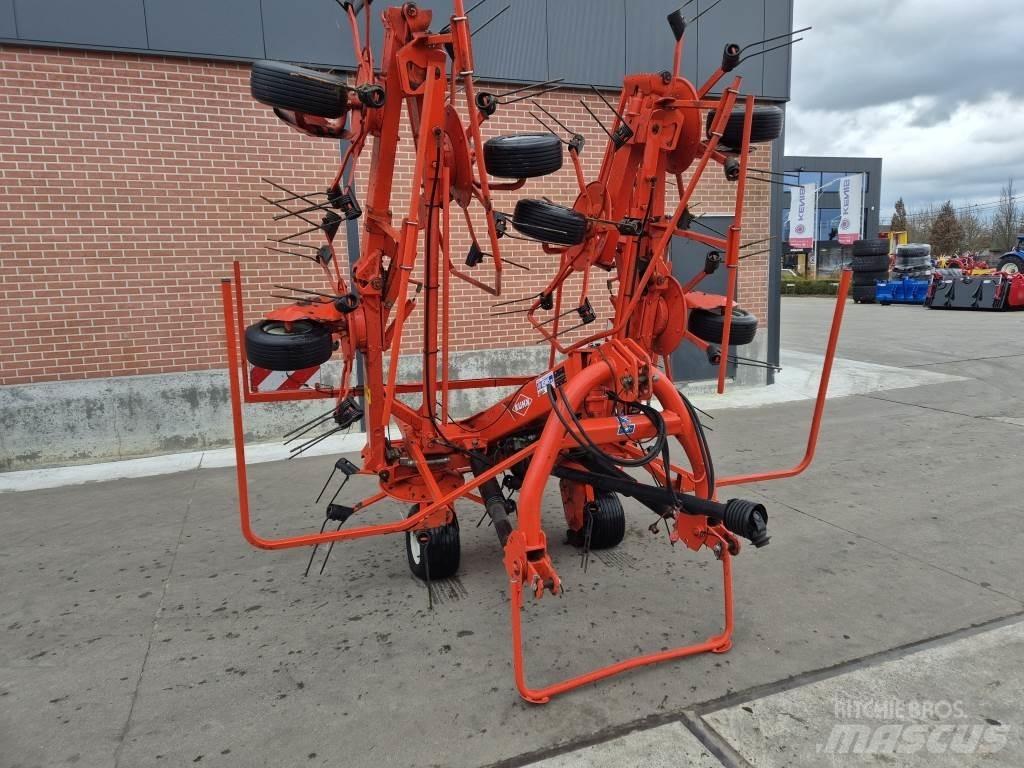Kuhn 8702 Pöyhimet ja haravat