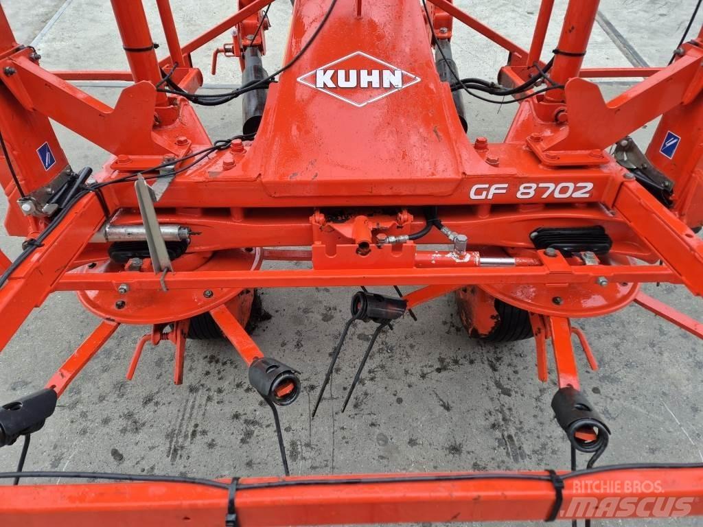 Kuhn 8702 Pöyhimet ja haravat