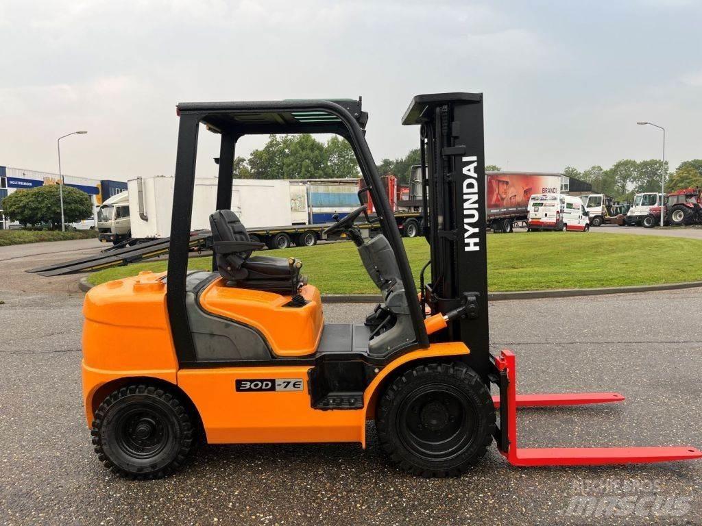 Hyundai 30D-7E Dieseltrukit