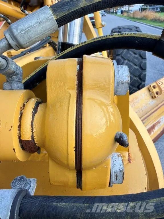 CAT 12M3 Tiehöylät