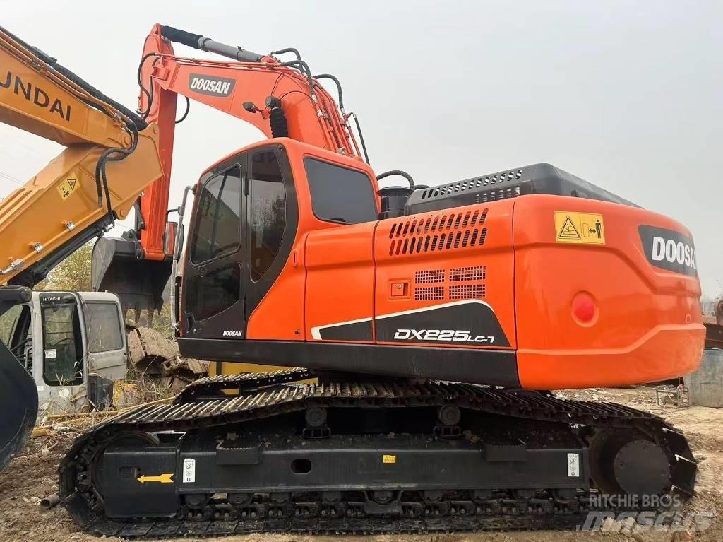 Doosan DX225LC-9C Telakaivukoneet