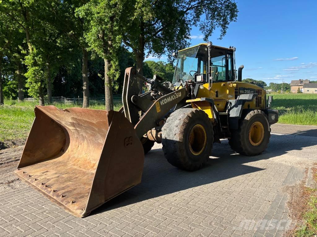 Komatsu WA250-6 Pyöräkuormaajat