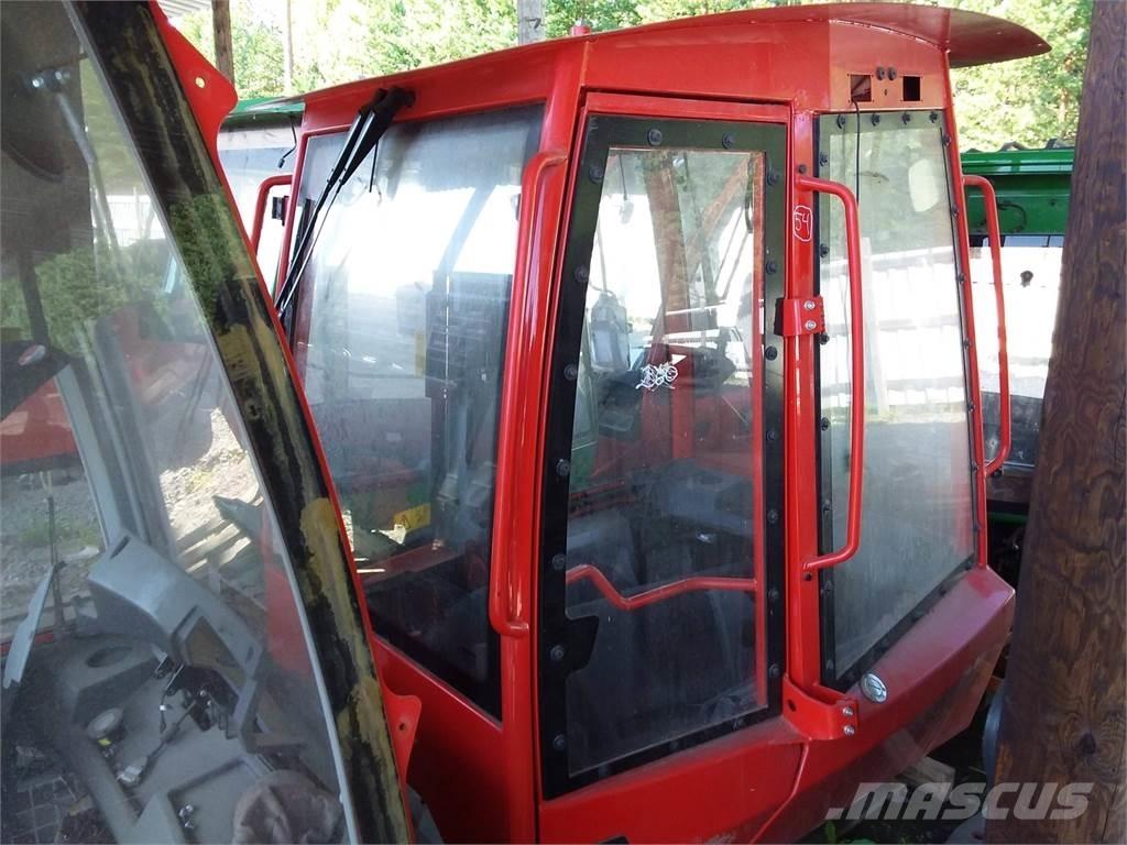 Komatsu 895 Ohjaamo ja sisusta
