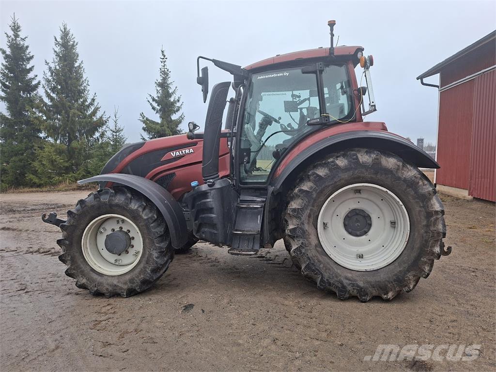 Valtra T154 Versu Traktorit