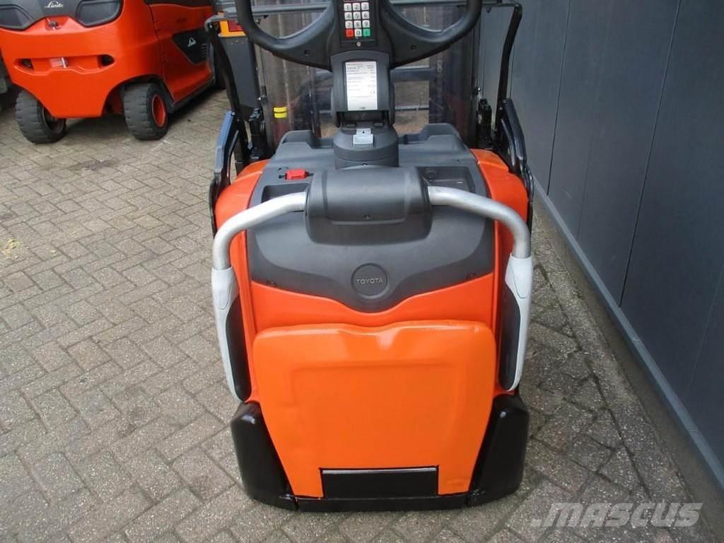 Toyota SPE160L Käyden ajettavat pinoamistrukit