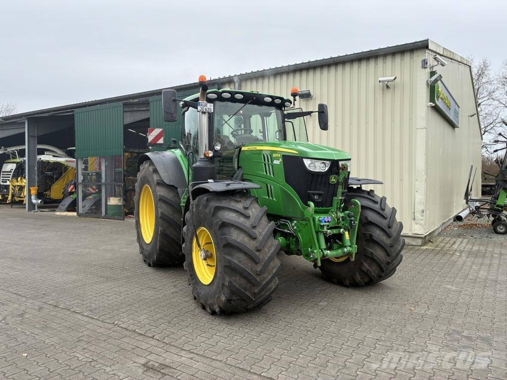 John Deere 6215 R Traktorit