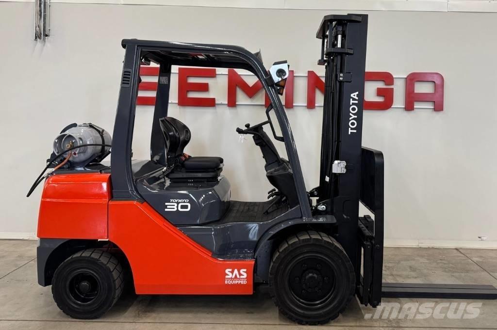 Toyota 10851 - 8FGF30 Nestekaasutrukit