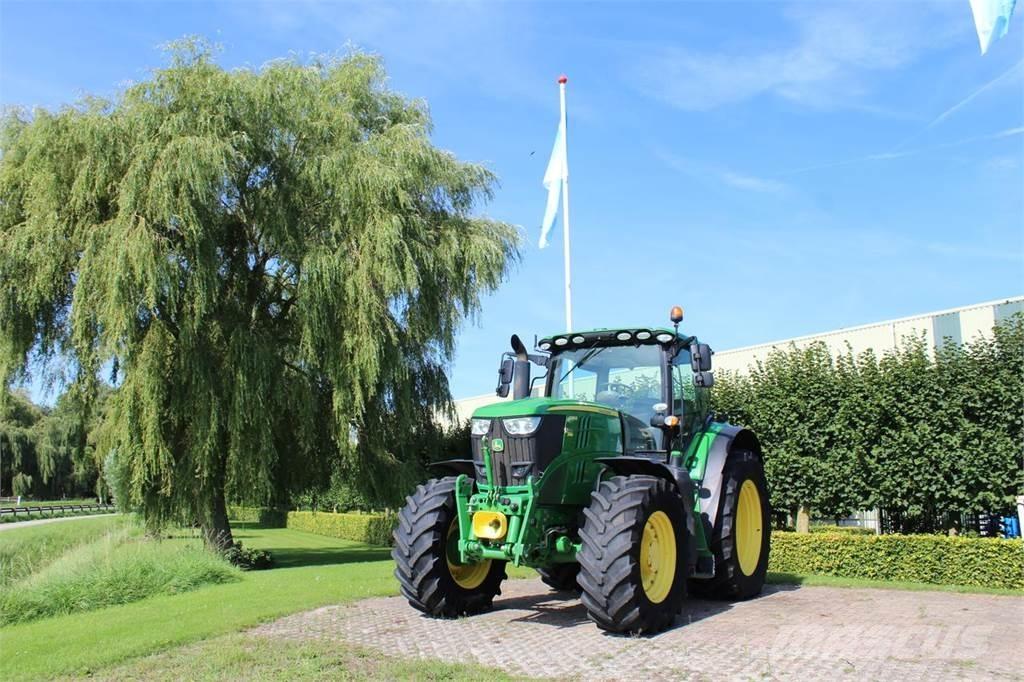 John Deere 6215R Traktorit