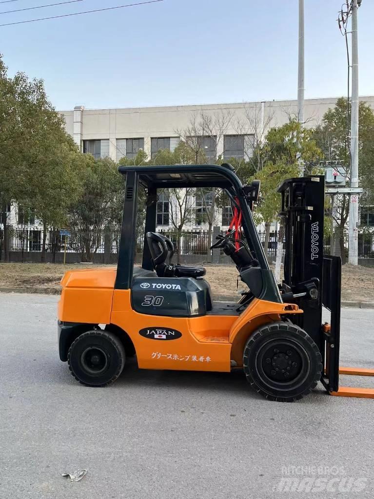 Toyota 7 FDN 30 Dieseltrukit