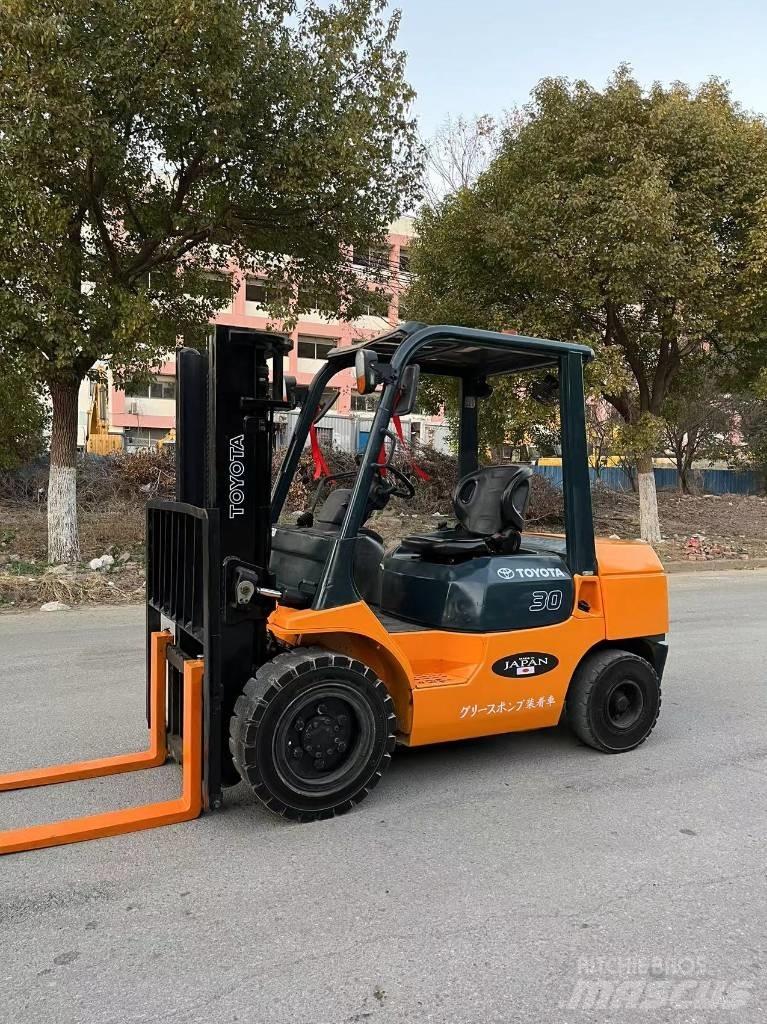 Toyota 7 FDN 30 Dieseltrukit