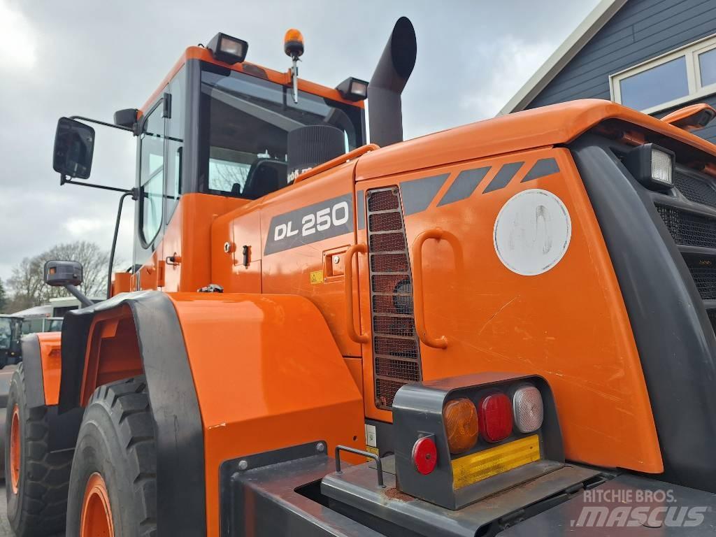 Doosan DL250 Pyöräkuormaajat