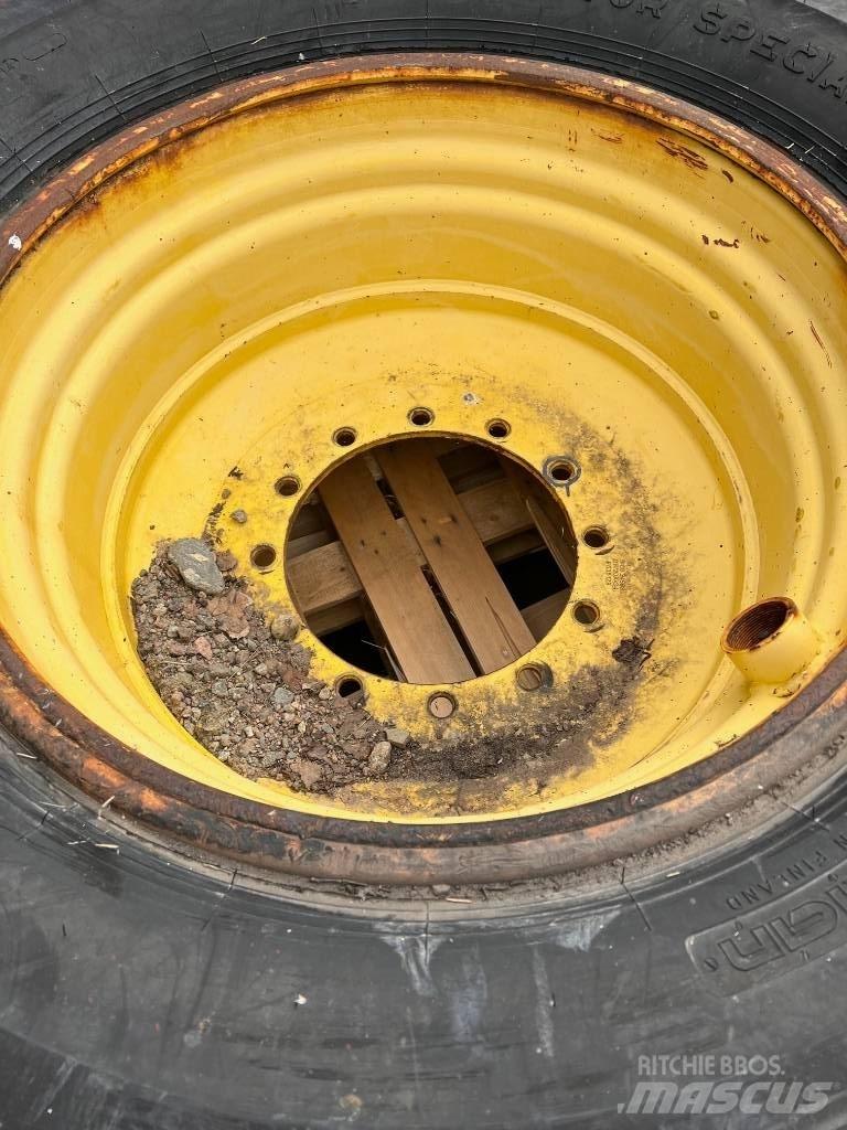 Nokian 700/70-34 Renkaat ja vanteet