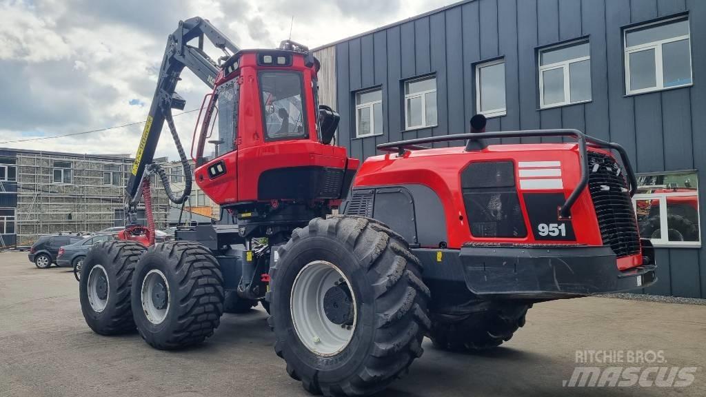 Komatsu 951 Harvesterit