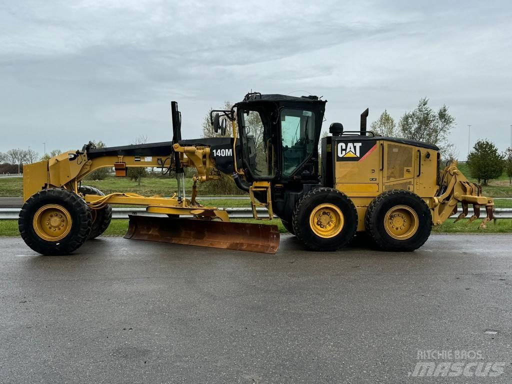 CAT 140M Tiehöylät