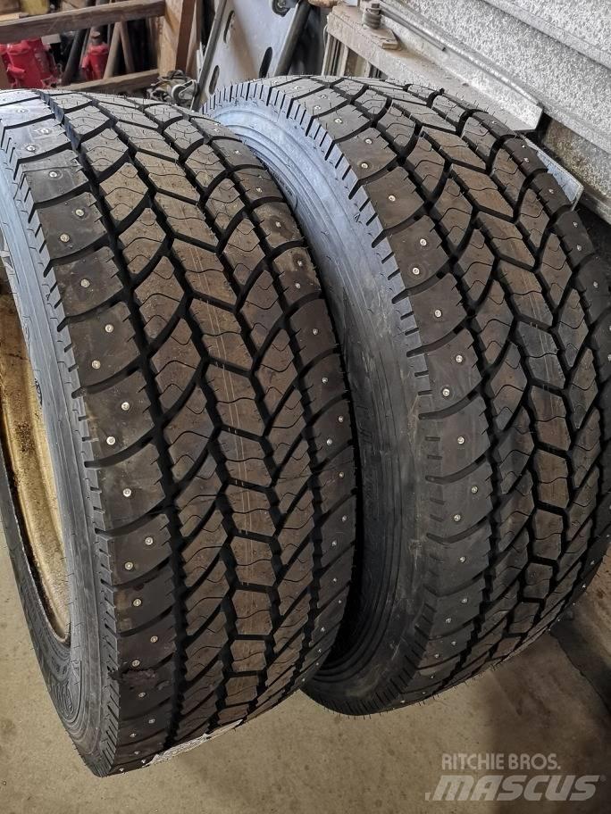  Tyres Different Renkaat ja vanteet
