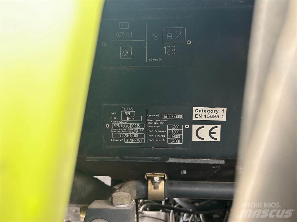 CLAAS Axion 810 Traktorit