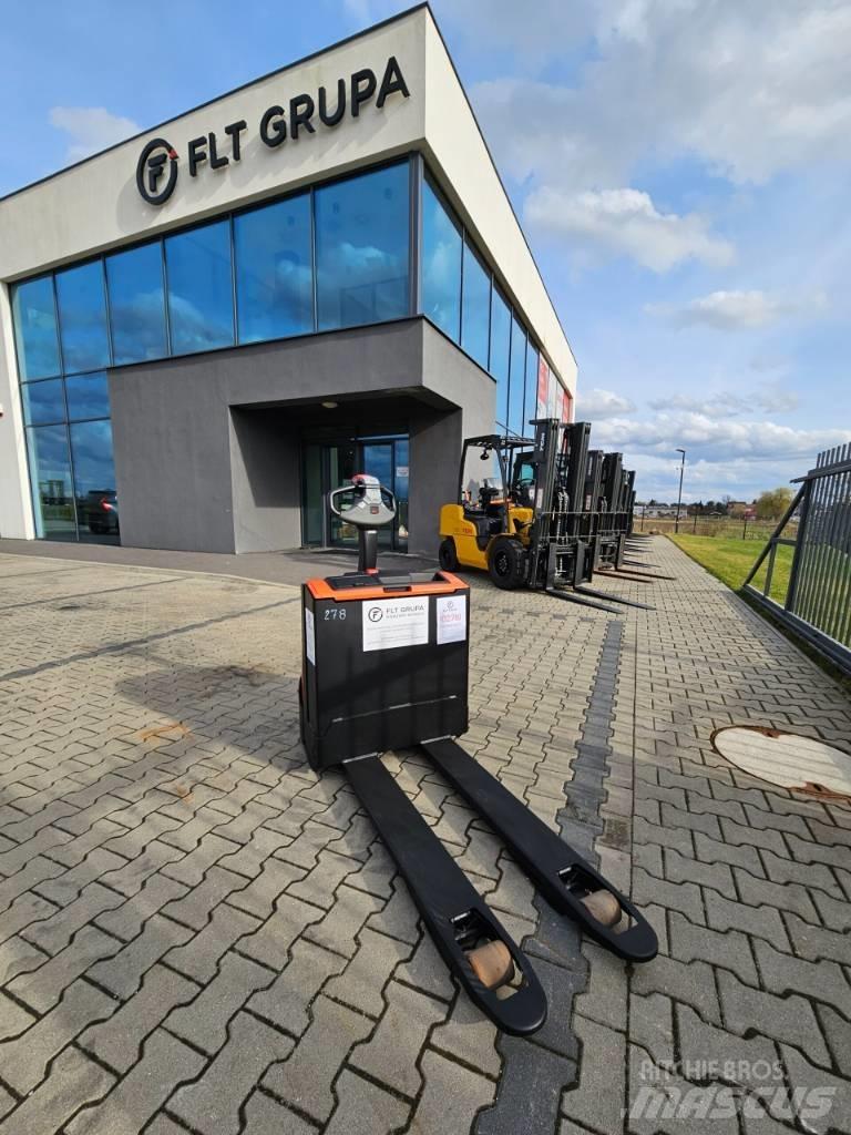 BT LWE140 Käyden ajettavat pinoamistrukit