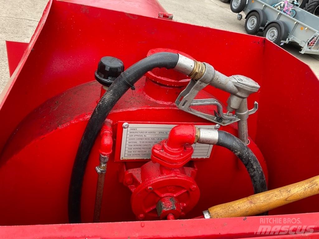  AGRITEK FUEL BOWSER Polttoaine- ja lisäainesäiliöt