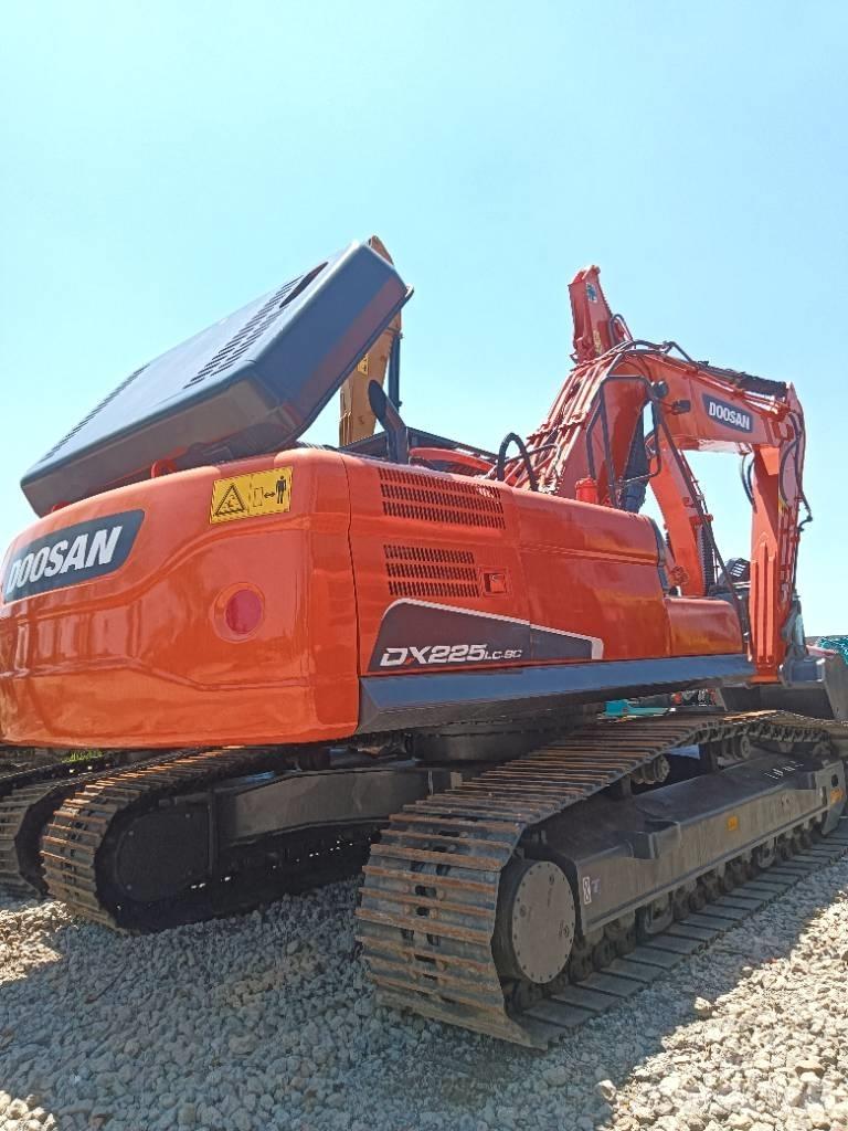 Doosan DX 225 Telakaivukoneet