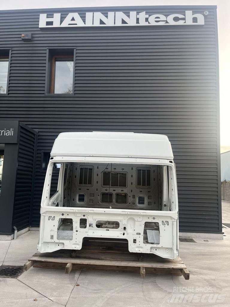 Iveco EUROSTAR Ohjaamot ja sisustat