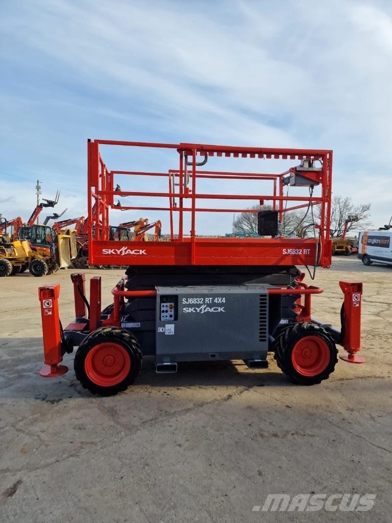 SkyJack SJ 6832 RT Saksilavat