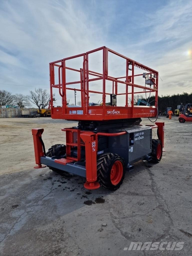 SkyJack SJ 6832 RT Saksilavat