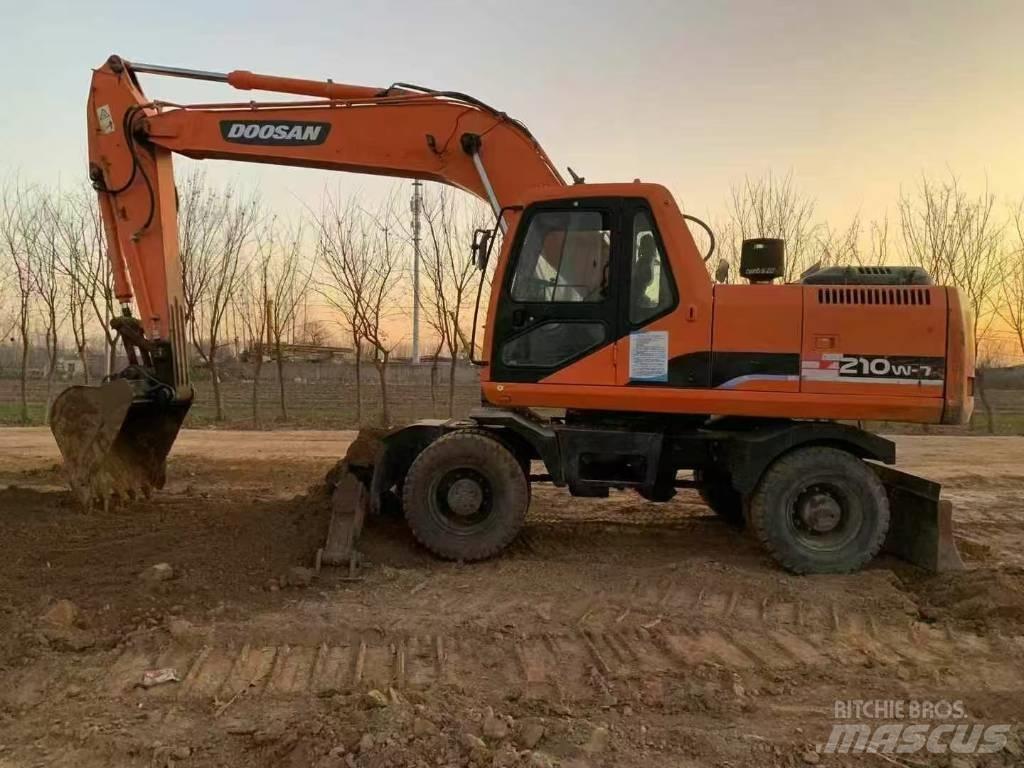 Doosan DH 210 W-7 Pyöräkaivukoneet