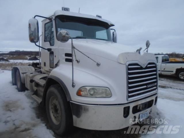 Mack CXU 613 Vetopöytäautot