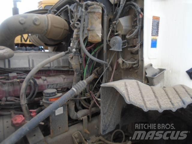 Mack CXU 613 Vetopöytäautot
