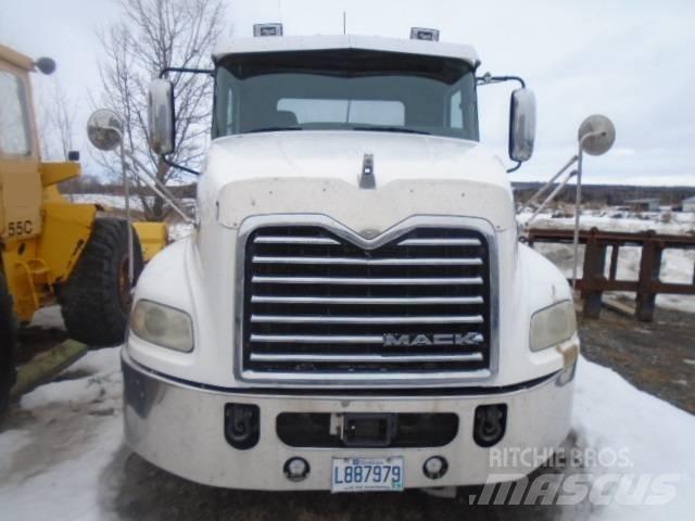 Mack CXU 613 Vetopöytäautot