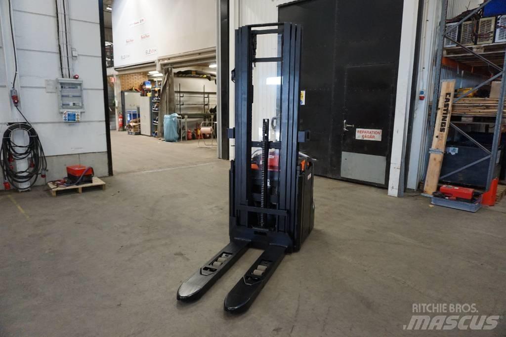 Toyota SPE120L Käyden ajettavat pinoamistrukit