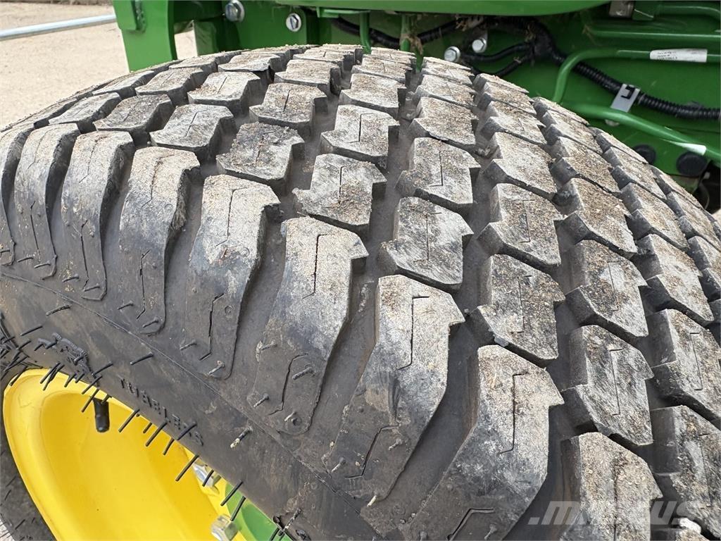 John Deere 4066R Taajamatraktorit