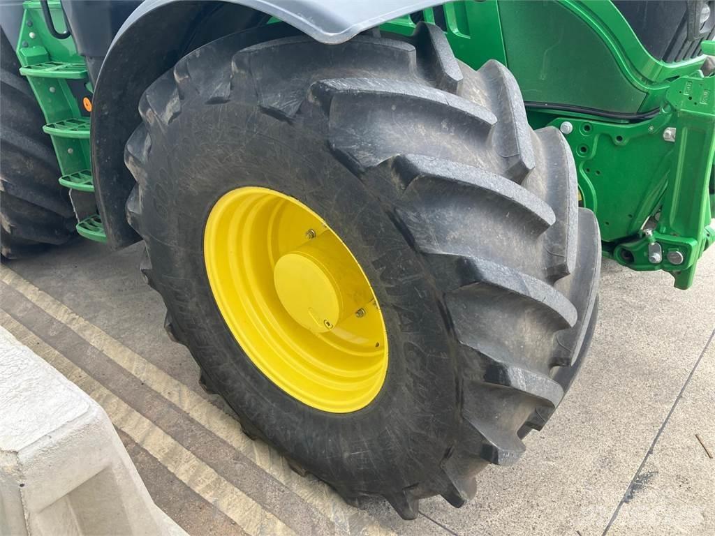John Deere 6215R Traktorit