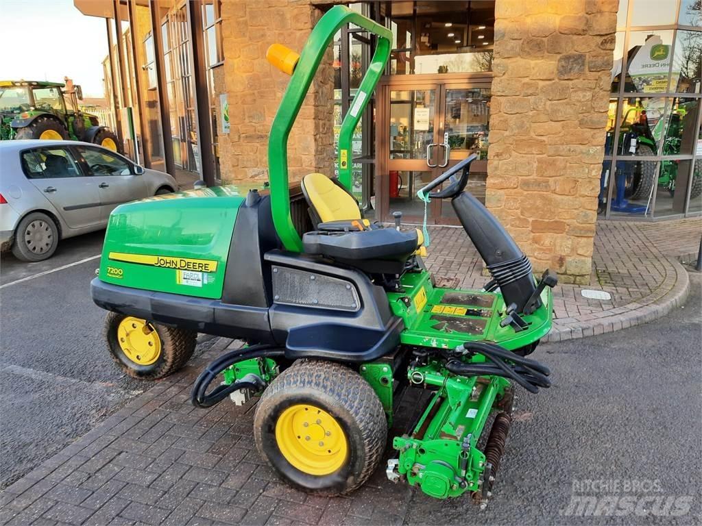 John Deere 7200 Perässäkäveltävät leikkurit