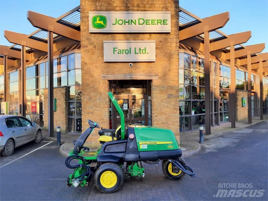 John Deere 7200 Perässäkäveltävät leikkurit