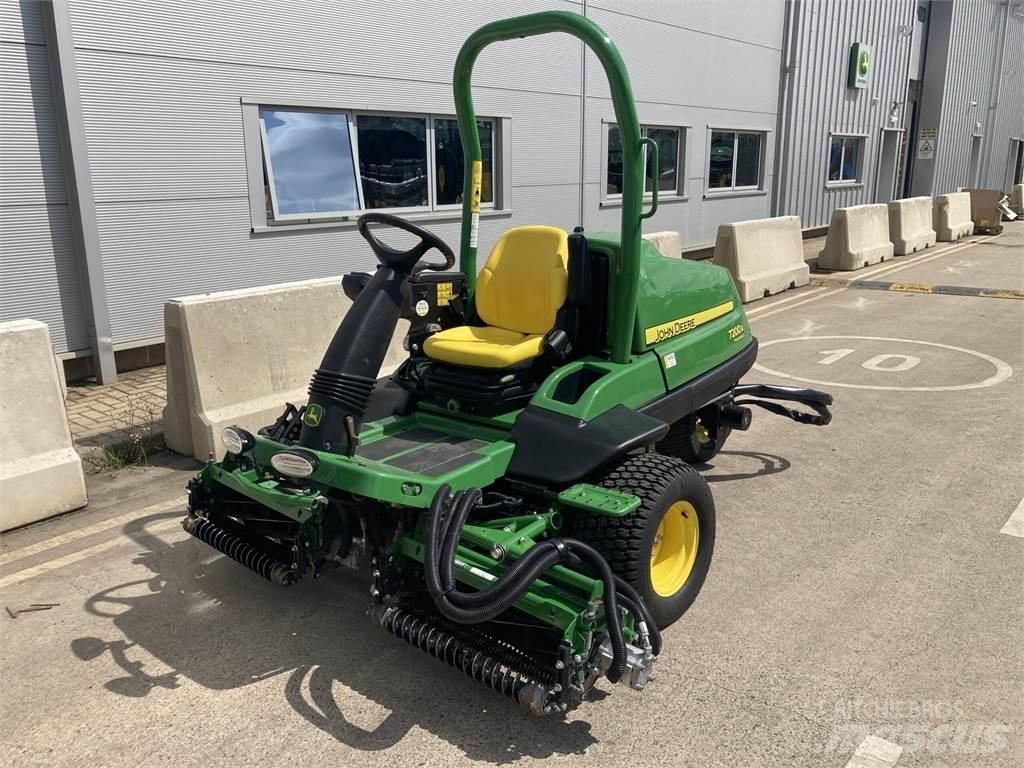 John Deere 7200A Perässäkäveltävät leikkurit
