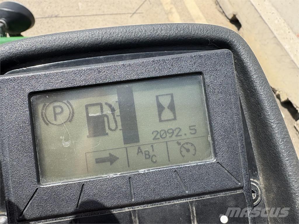 John Deere 7200A Perässäkäveltävät leikkurit