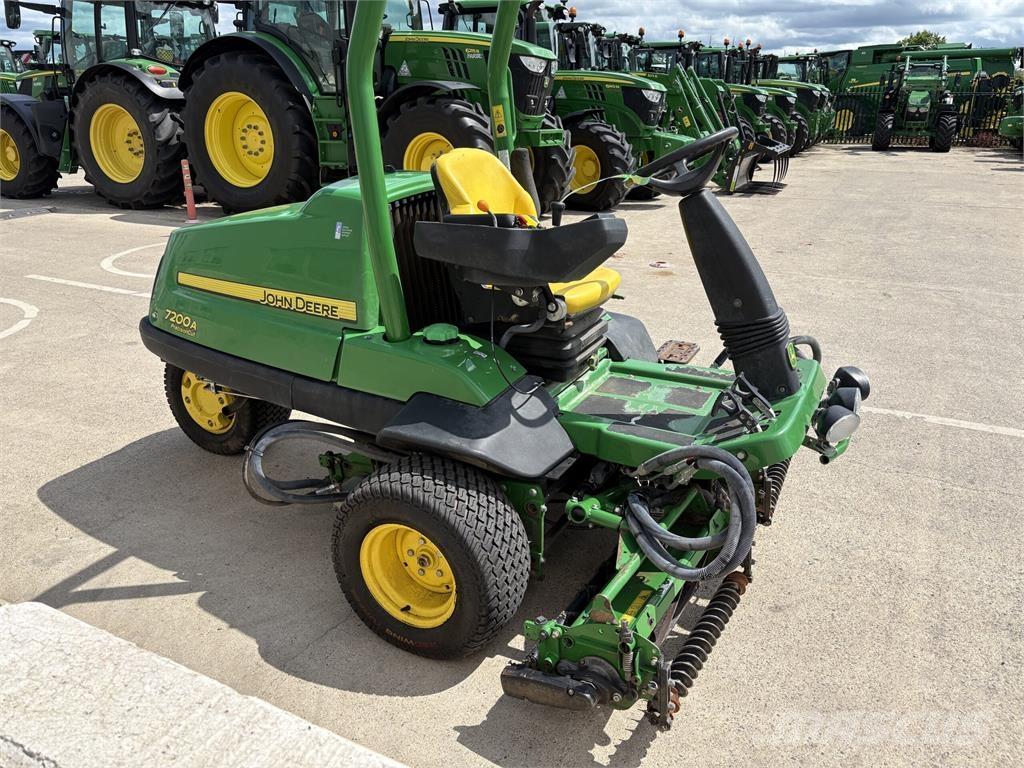 John Deere 7200A Perässäkäveltävät leikkurit